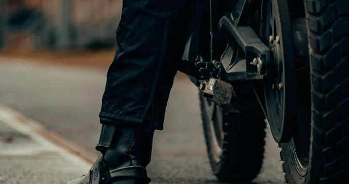 Motociclismo urbano 2025: que preferís, botas cortas o altas?